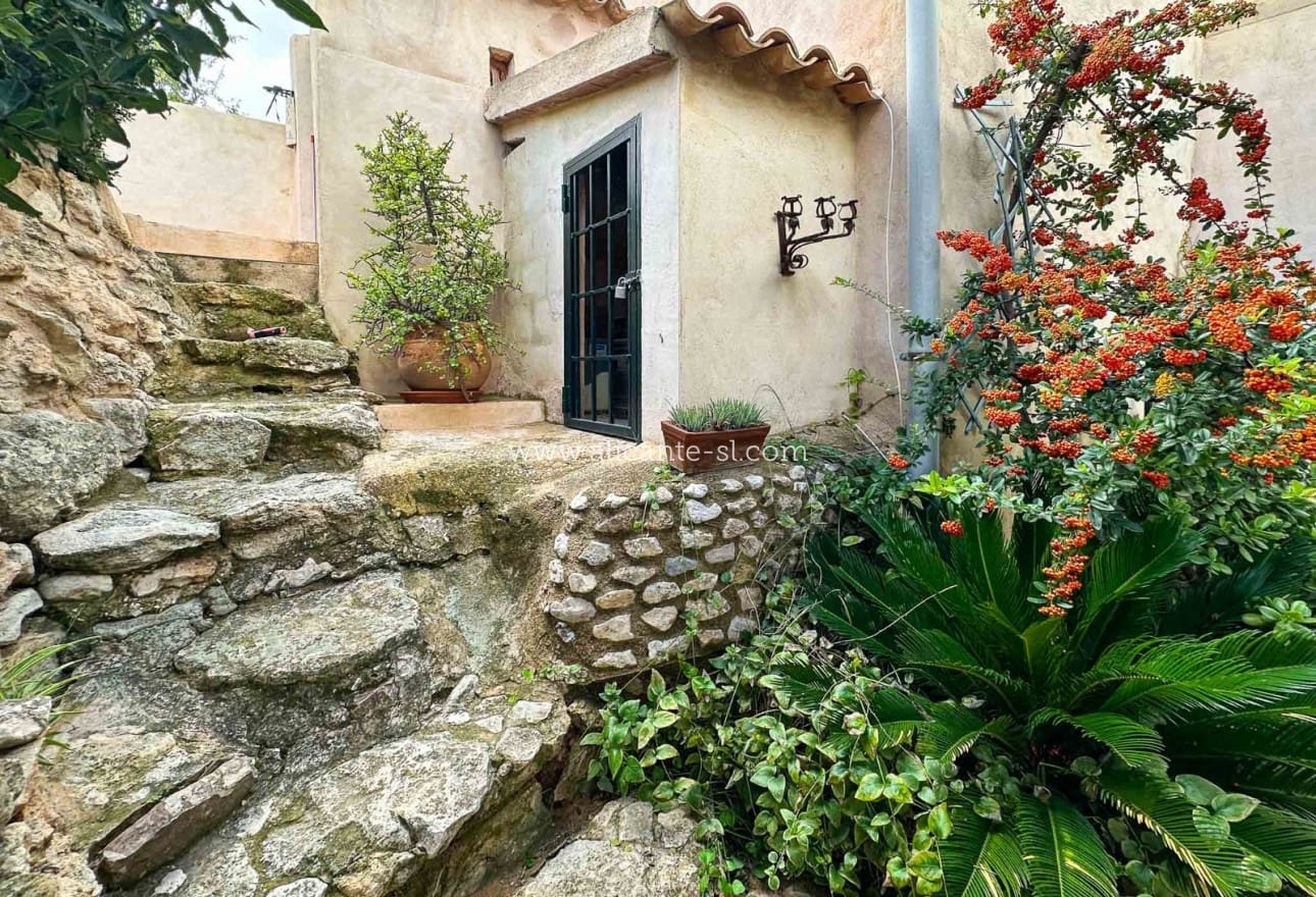 5 soveværelse Finca/Landehus til salg i La Romana med garage - € 269.950 (Ref: 9311381)