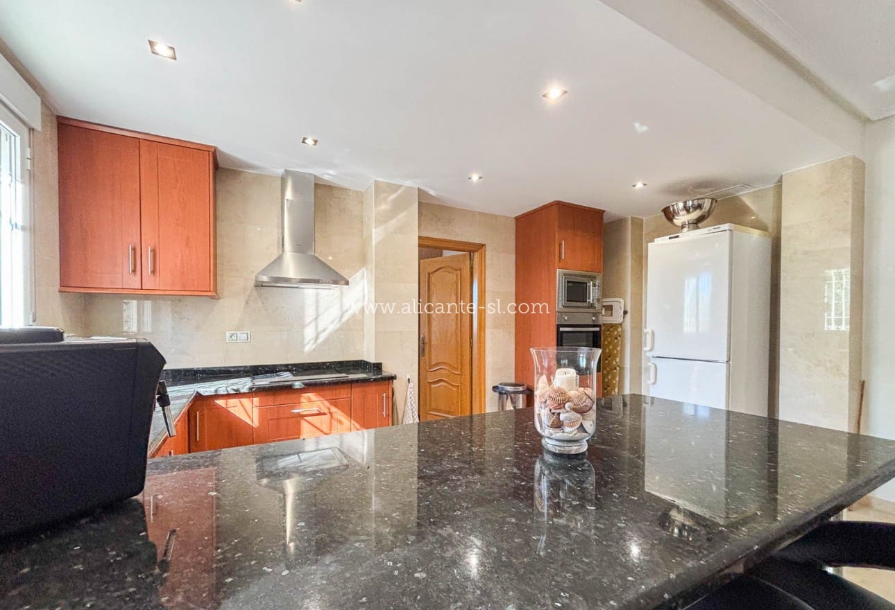 3 makuuhuone Huvila myytävänä paikassa Hondon de las Nieves mukana uima-altaan 
autotalli - 599 950 € (Ref: 9395433)