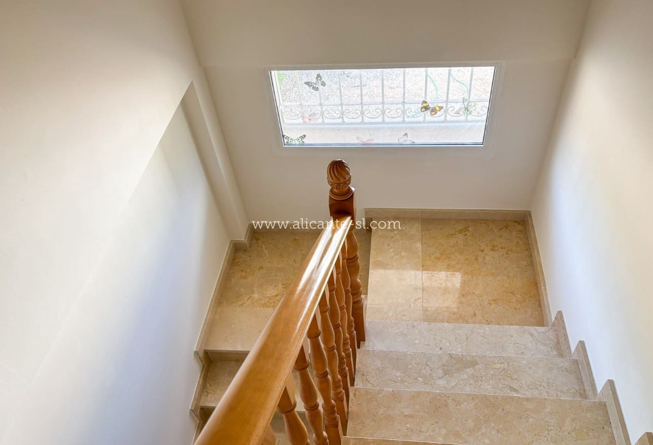 3 makuuhuone Huvila myytävänä paikassa Hondon de las Nieves mukana uima-altaan 
autotalli - 599 950 € (Ref: 9395433)