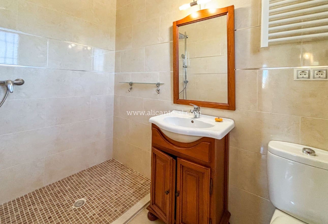 3 makuuhuone Huvila myytävänä paikassa Hondon de las Nieves mukana uima-altaan 
autotalli - 599 950 € (Ref: 9395433)