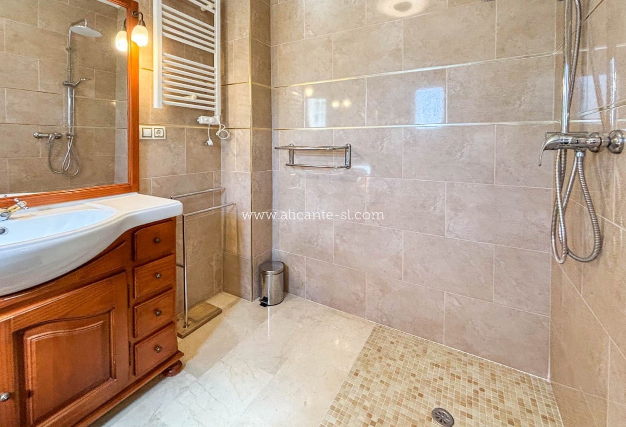 3 makuuhuone Huvila myytävänä paikassa Hondon de las Nieves mukana uima-altaan 
autotalli - 599 950 € (Ref: 9395433)