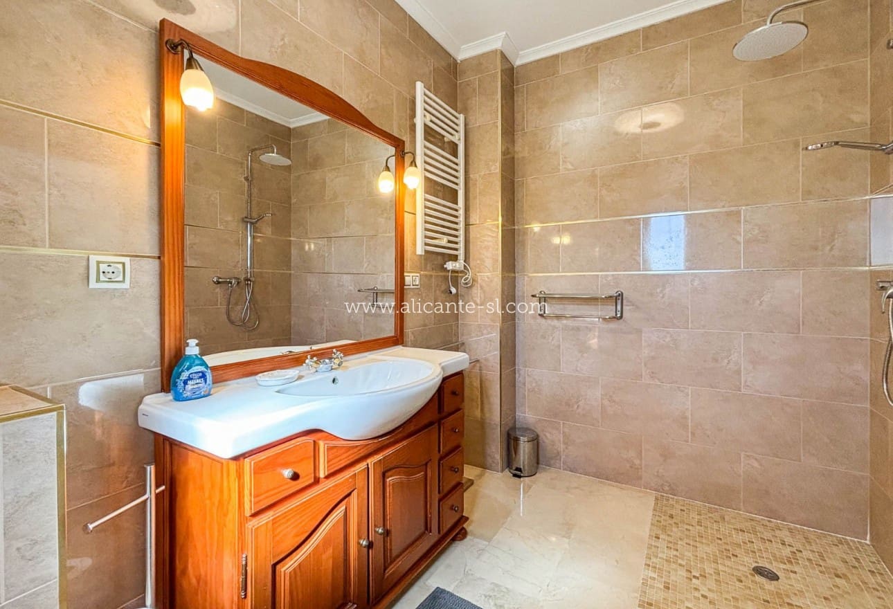 3 makuuhuone Huvila myytävänä paikassa Hondon de las Nieves mukana uima-altaan 
autotalli - 599 950 € (Ref: 9395433)