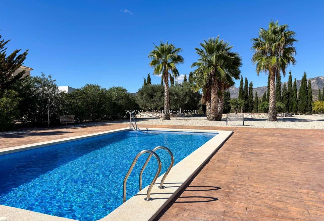 3 makuuhuone Huvila myytävänä paikassa Hondon de las Nieves mukana uima-altaan 
autotalli - 599 950 € (Ref: 9395433)