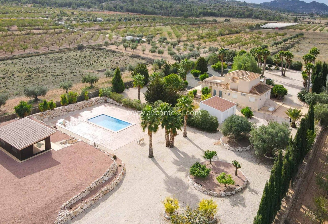 3 makuuhuone Huvila myytävänä paikassa Hondon de las Nieves mukana uima-altaan 
autotalli - 599 950 € (Ref: 9395433)