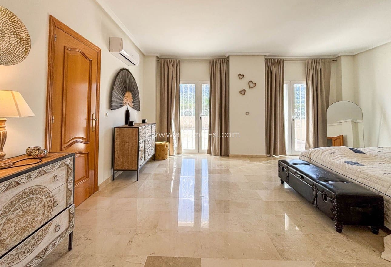 3 makuuhuone Huvila myytävänä paikassa Hondon de las Nieves mukana uima-altaan 
autotalli - 599 950 € (Ref: 9395433)