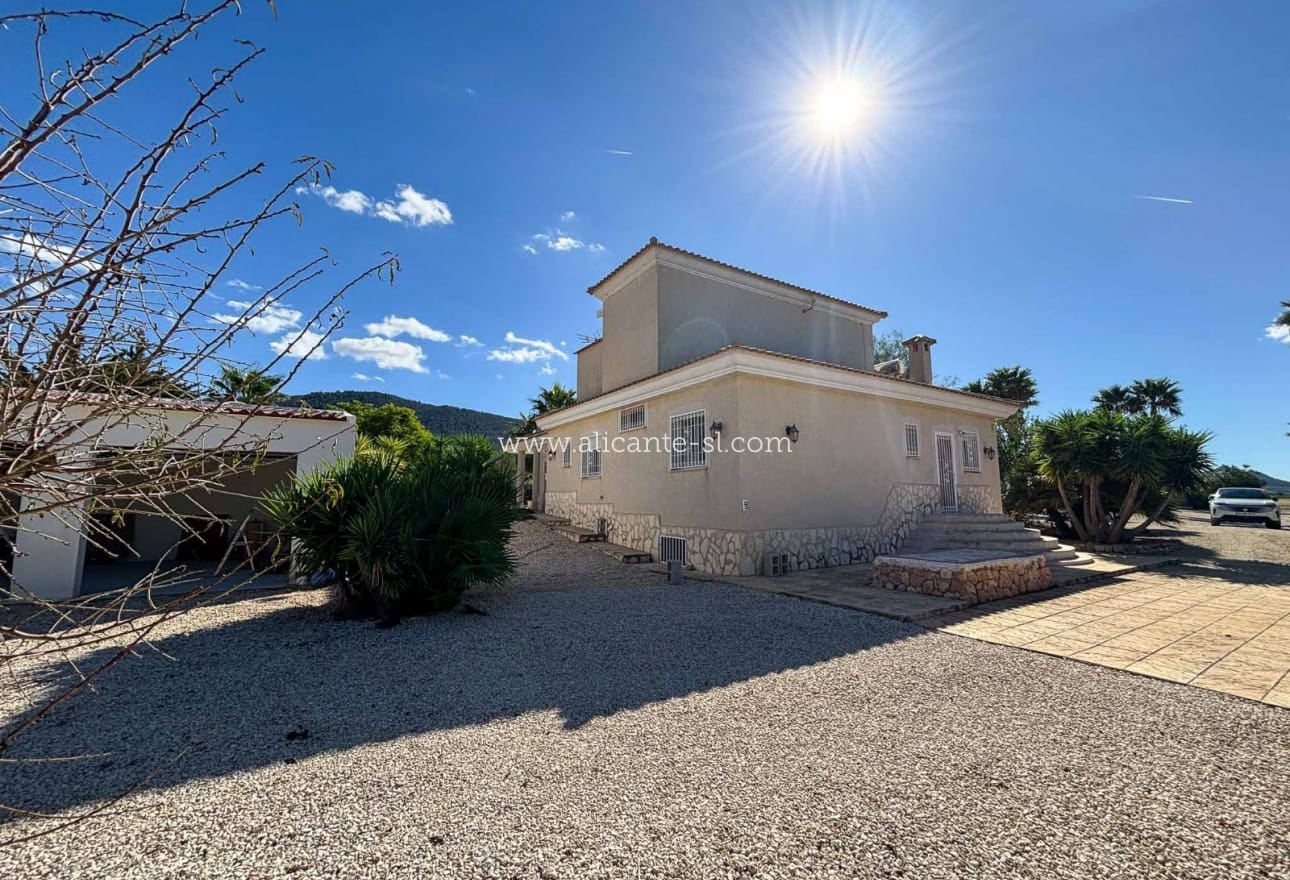 3 makuuhuone Huvila myytävänä paikassa Hondon de las Nieves mukana uima-altaan 
autotalli - 599 950 € (Ref: 9395433)