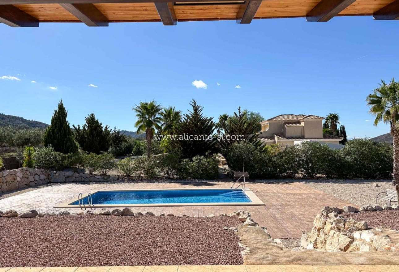 3 makuuhuone Huvila myytävänä paikassa Hondon de las Nieves mukana uima-altaan 
autotalli - 599 950 € (Ref: 9395433)