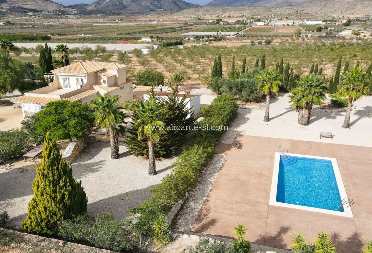 3 makuuhuone Huvila myytävänä paikassa Hondon de las Nieves mukana uima-altaan 
autotalli - 599 950 € (Ref: 9395433)