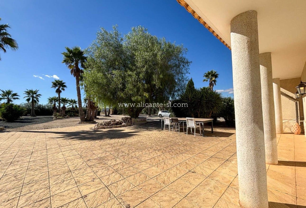 3 makuuhuone Huvila myytävänä paikassa Hondon de las Nieves mukana uima-altaan 
autotalli - 599 950 € (Ref: 9395433)