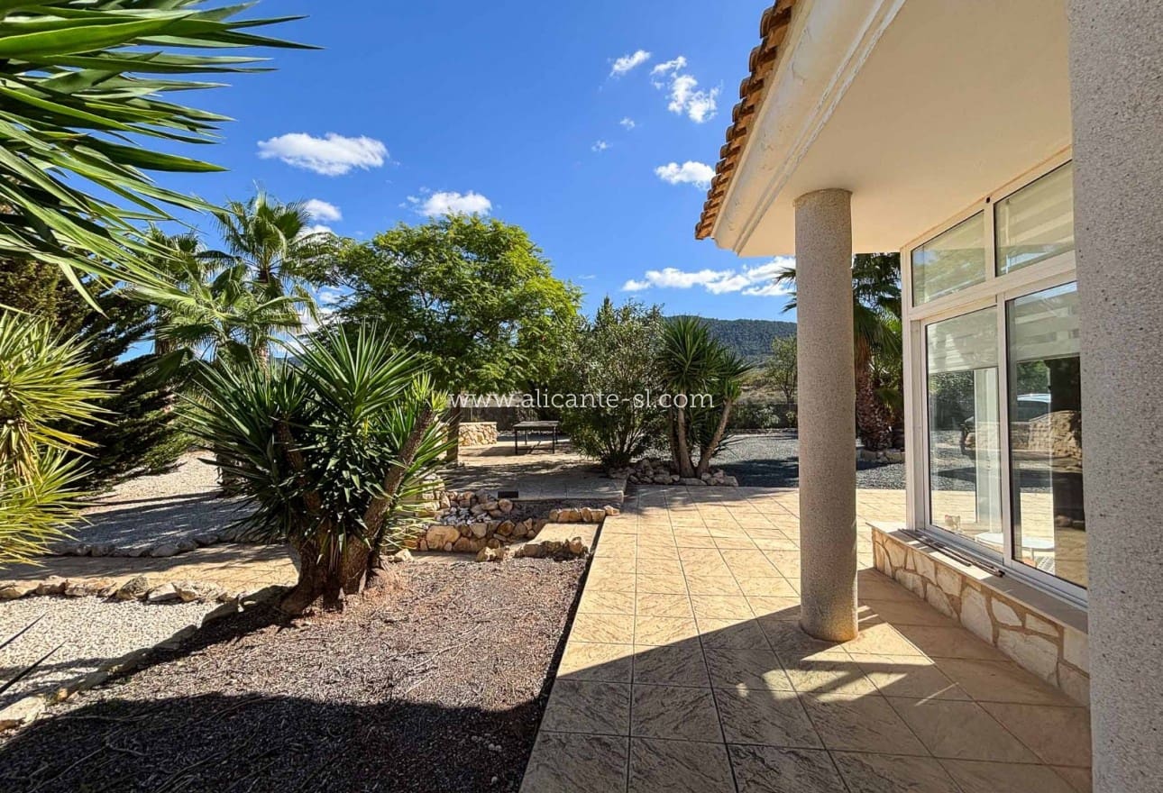 3 makuuhuone Huvila myytävänä paikassa Hondon de las Nieves mukana uima-altaan 
autotalli - 599 950 € (Ref: 9395433)