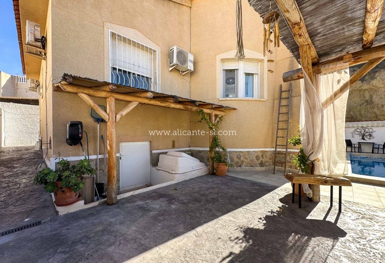 3 sypialnia Willa na sprzedaż w Ciudad Quesada z basenem - 349 950 € (Ref: 9405947)