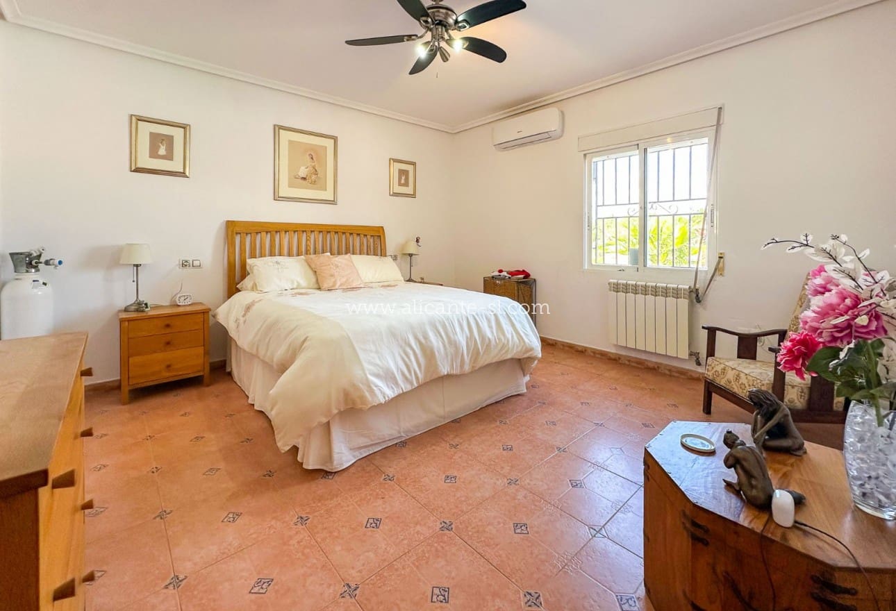 4 makuuhuone Huvila myytävänä paikassa Hondon de las Nieves - 249 950 € (Ref: 9407831)