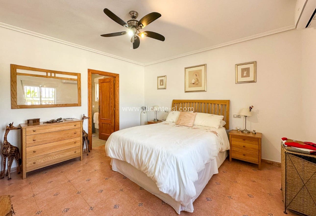 4 makuuhuone Huvila myytävänä paikassa Hondon de las Nieves - 249 950 € (Ref: 9407831)