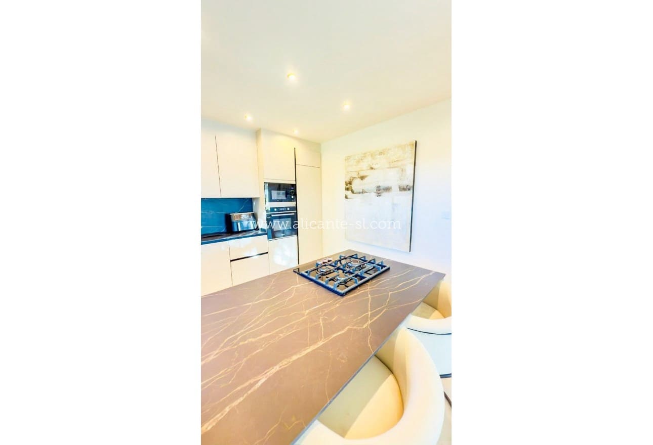 3 soveværelse Finca/Landehus til salg i Pinoso med swimmingpool - € 419.000 (Ref: 9521827)