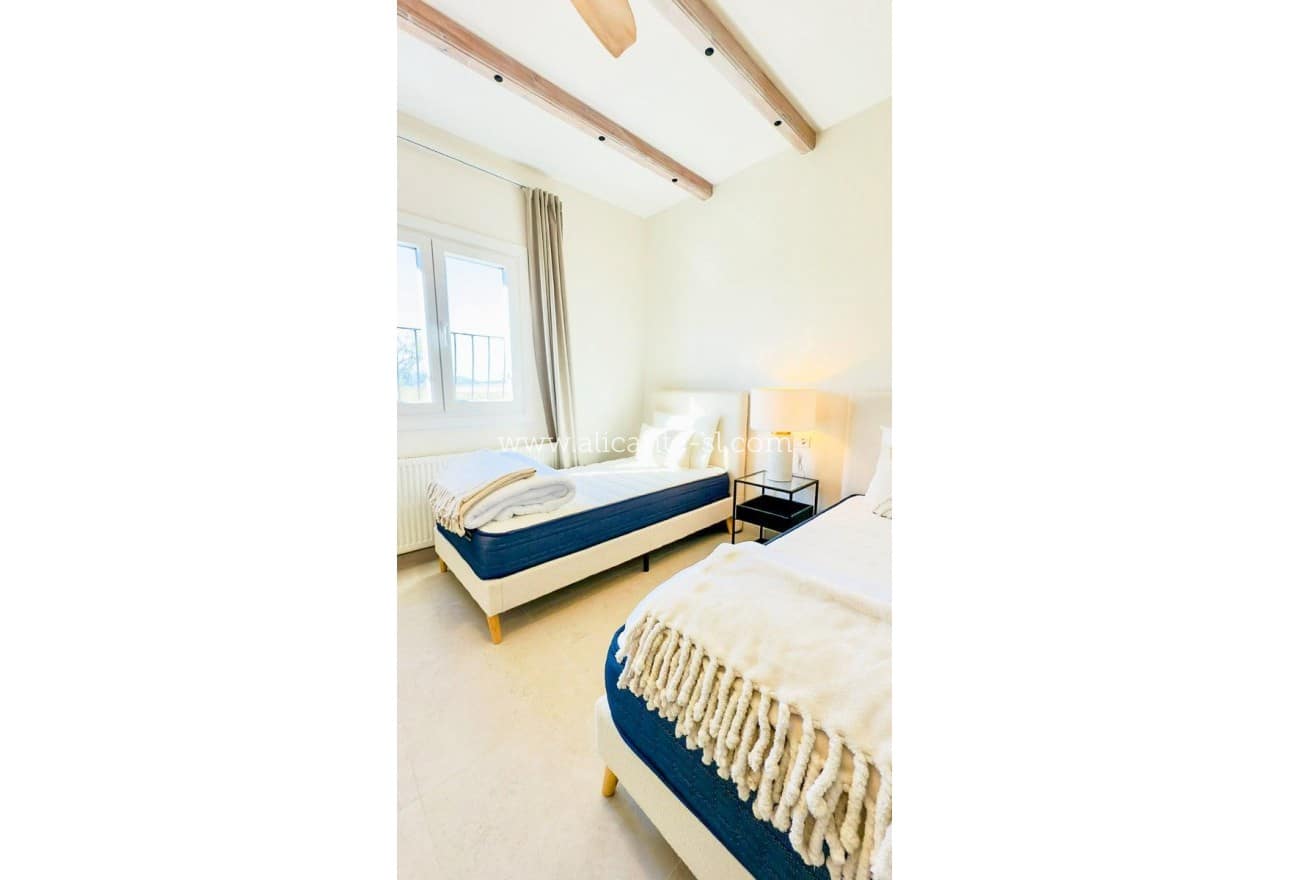 3 soveværelse Finca/Landehus til salg i Pinoso med swimmingpool - € 419.000 (Ref: 9521827)