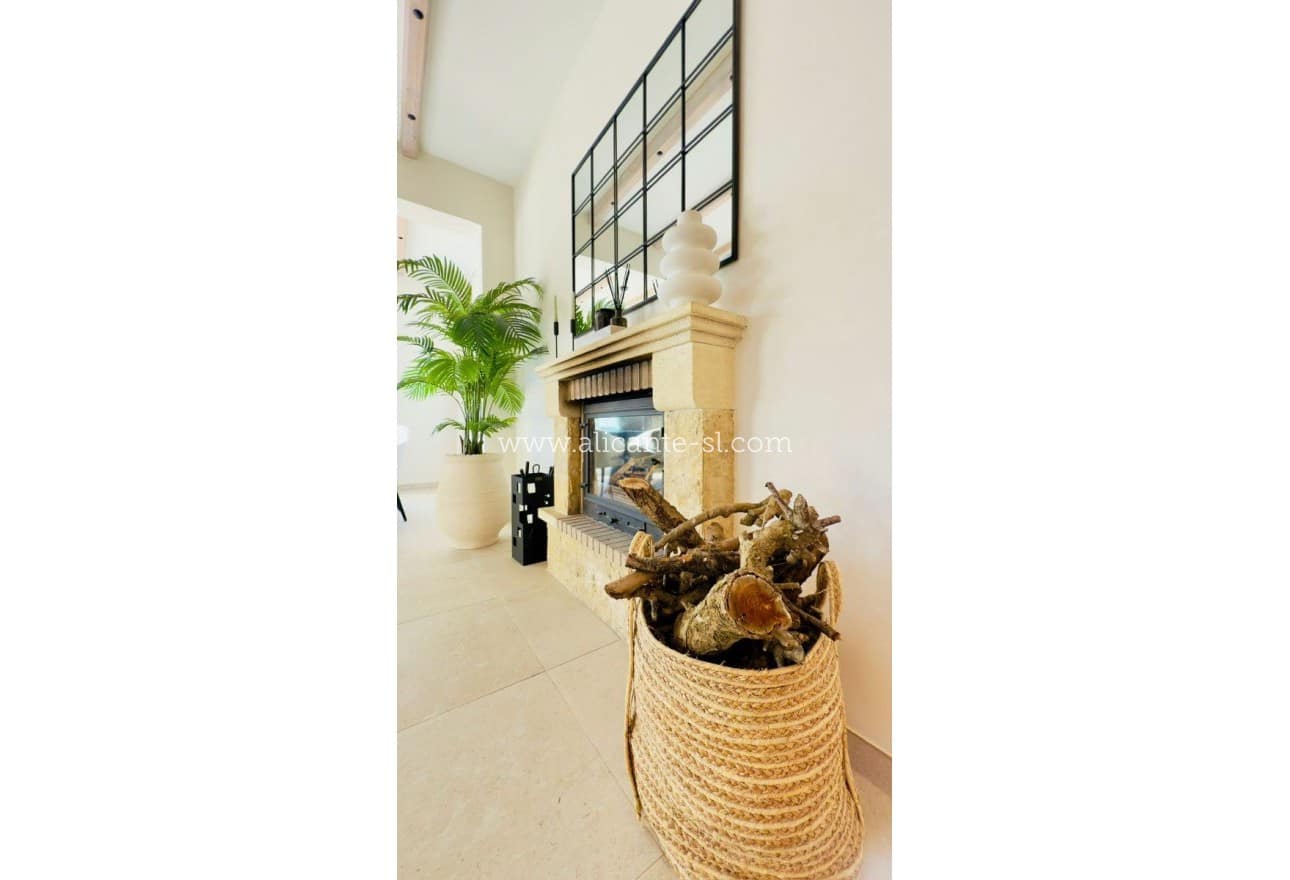 3 soveværelse Finca/Landehus til salg i Pinoso med swimmingpool - € 419.000 (Ref: 9521827)