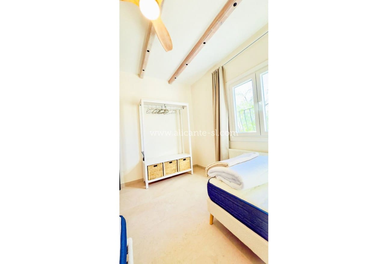 3 soveværelse Finca/Landehus til salg i Pinoso med swimmingpool - € 419.000 (Ref: 9521827)