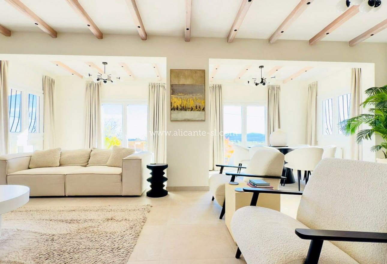 3 soveværelse Finca/Landehus til salg i Pinoso med swimmingpool - € 419.000 (Ref: 9521827)