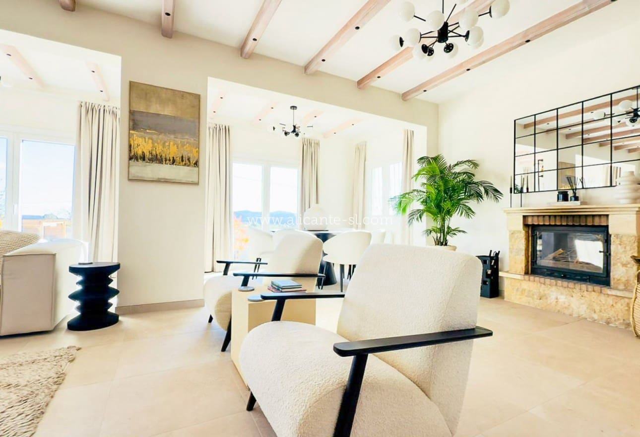 3 soveværelse Finca/Landehus til salg i Pinoso med swimmingpool - € 419.000 (Ref: 9521827)