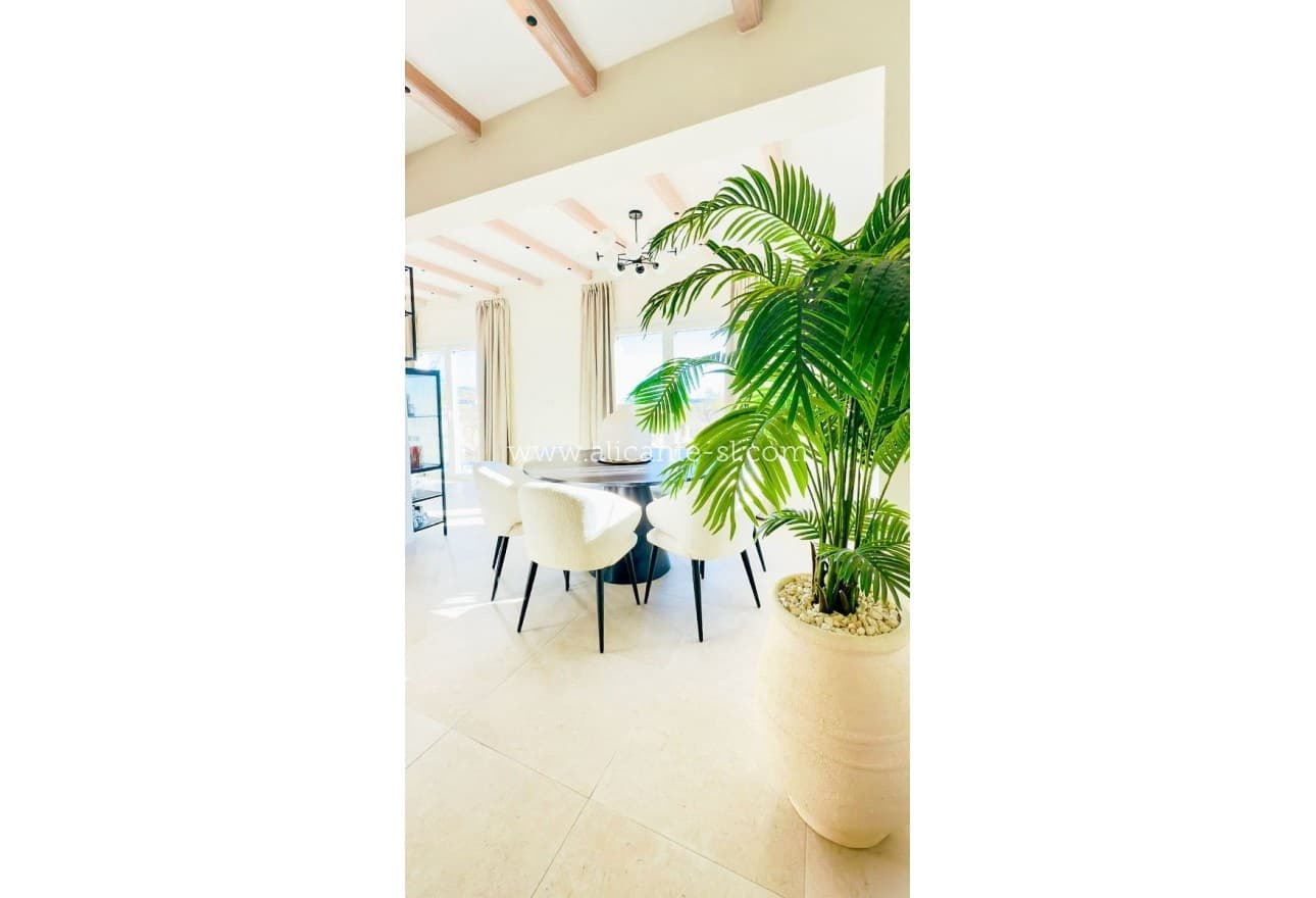 3 soveværelse Finca/Landehus til salg i Pinoso med swimmingpool - € 419.000 (Ref: 9521827)