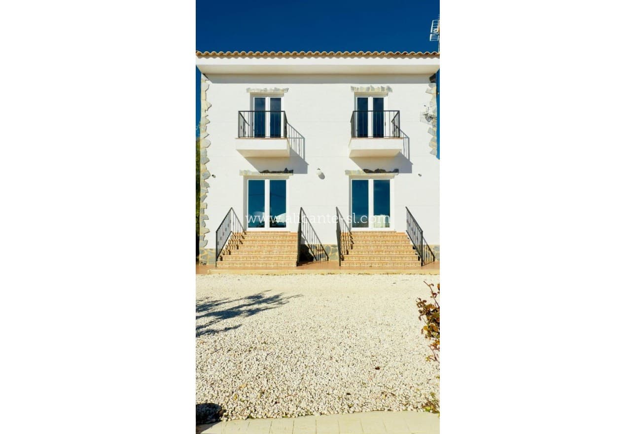 3 soveværelse Finca/Landehus til salg i Pinoso med swimmingpool - € 419.000 (Ref: 9521827)