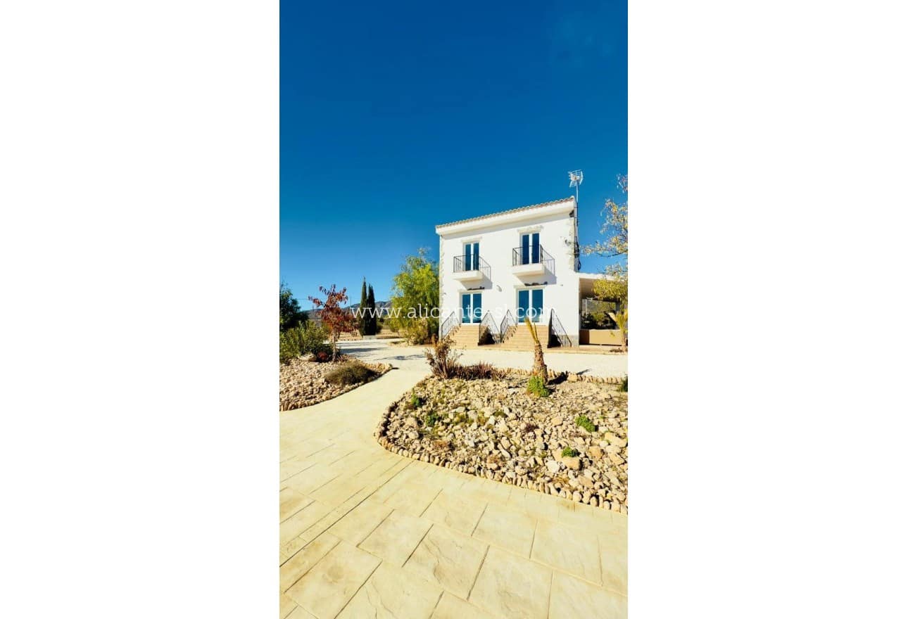 3 soveværelse Finca/Landehus til salg i Pinoso med swimmingpool - € 419.000 (Ref: 9521827)