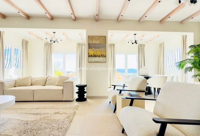 3 soveværelse Finca/Landehus til salg i Pinoso med swimmingpool - € 419.000 (Ref: 9521827)