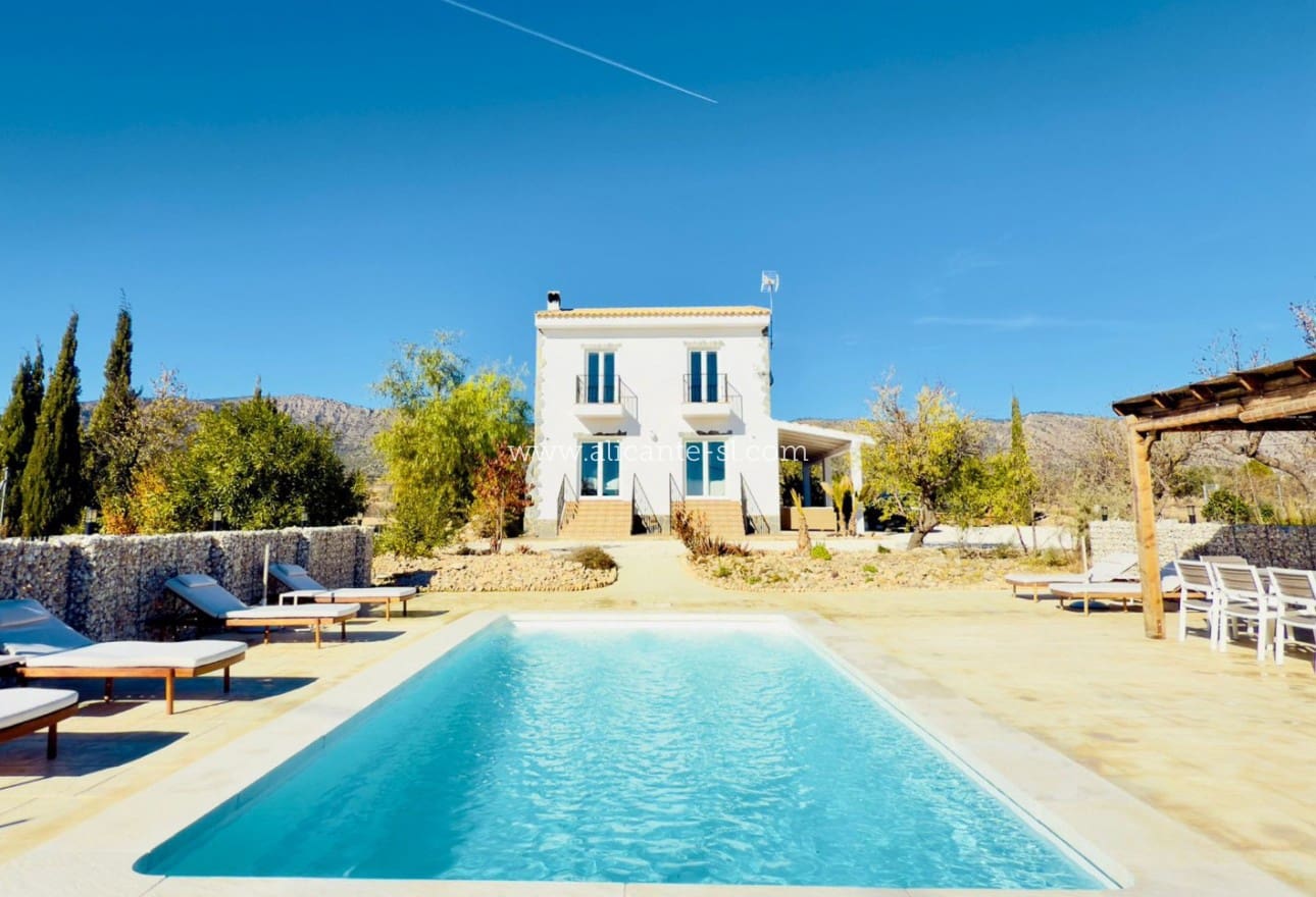 3 soveværelse Finca/Landehus til salg i Pinoso med swimmingpool - € 419.000 (Ref: 9521827)