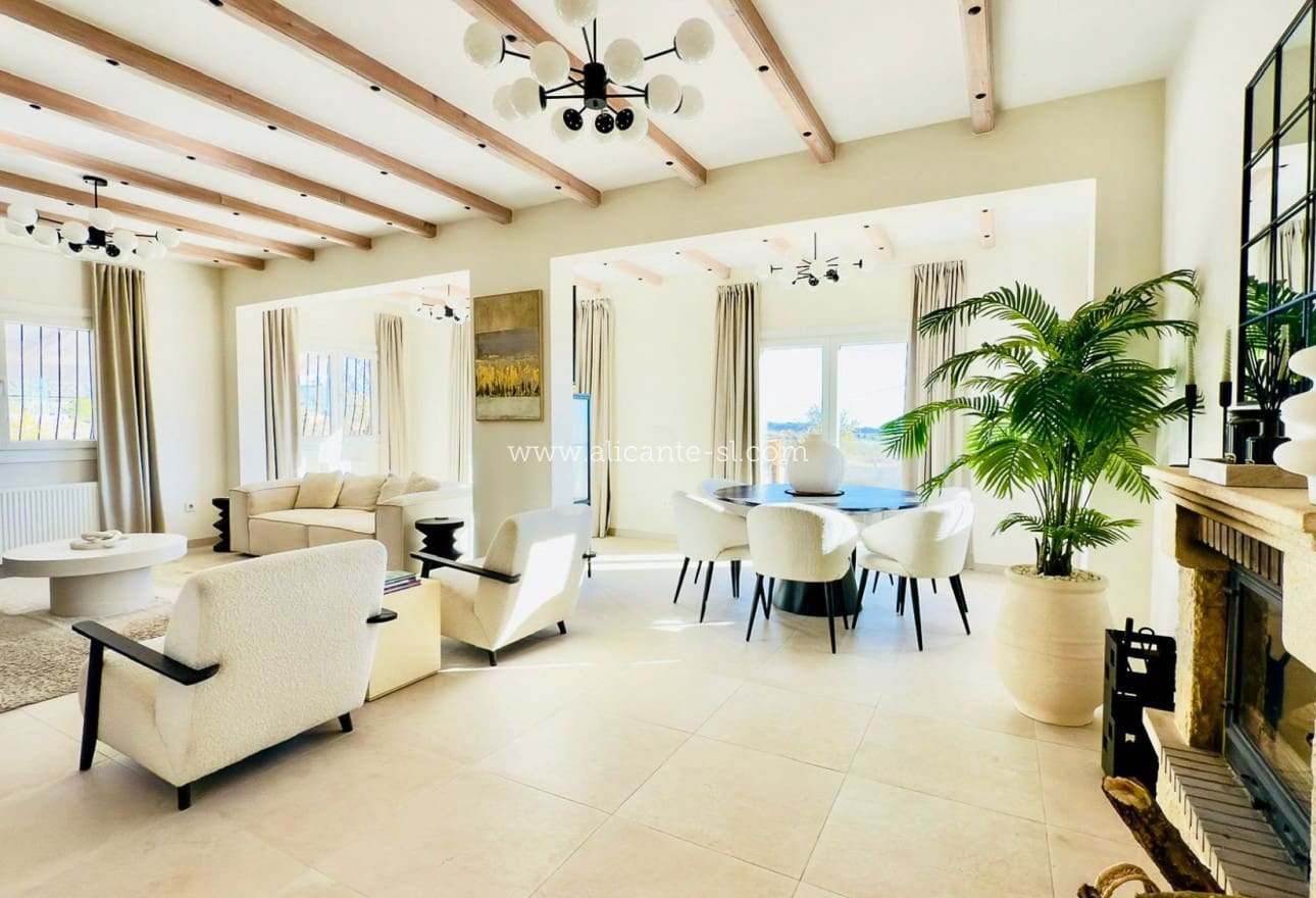 3 soveværelse Finca/Landehus til salg i Pinoso med swimmingpool - € 419.000 (Ref: 9521827)