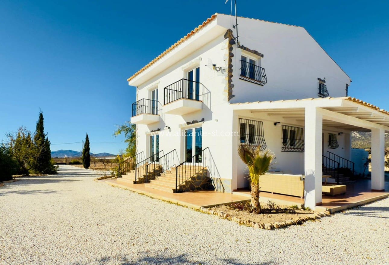 3 soveværelse Finca/Landehus til salg i Pinoso med swimmingpool - € 419.000 (Ref: 9521827)