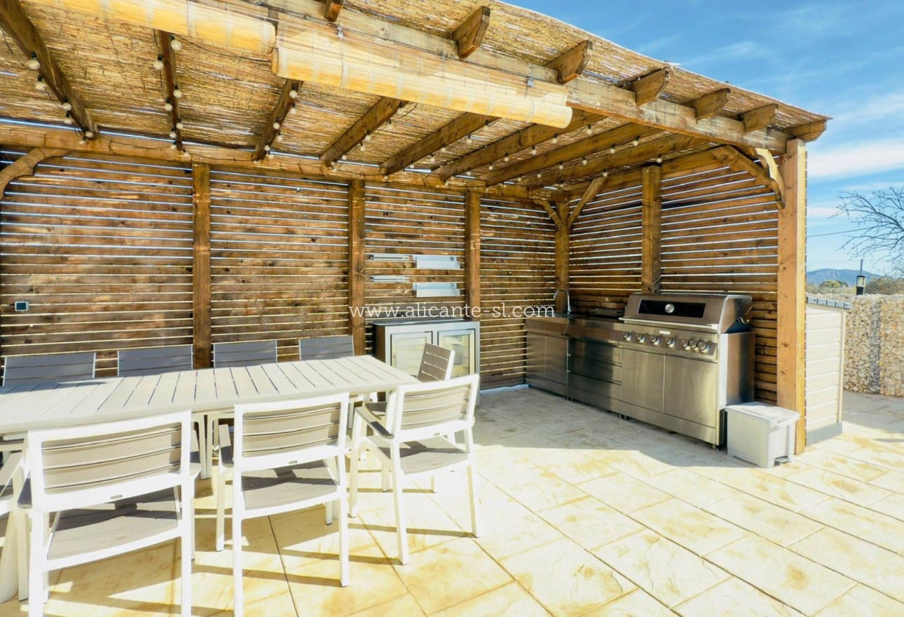 3 soveværelse Finca/Landehus til salg i Pinoso med swimmingpool - € 419.000 (Ref: 9521827)