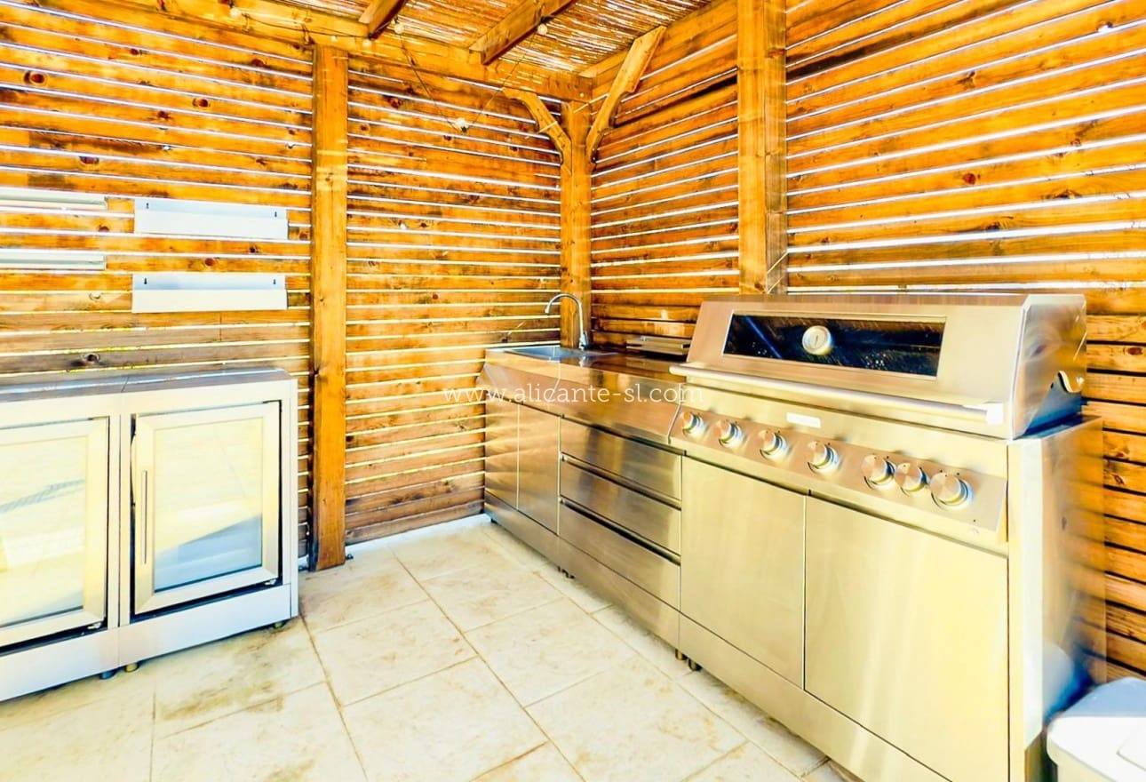 3 soveværelse Finca/Landehus til salg i Pinoso med swimmingpool - € 419.000 (Ref: 9521827)