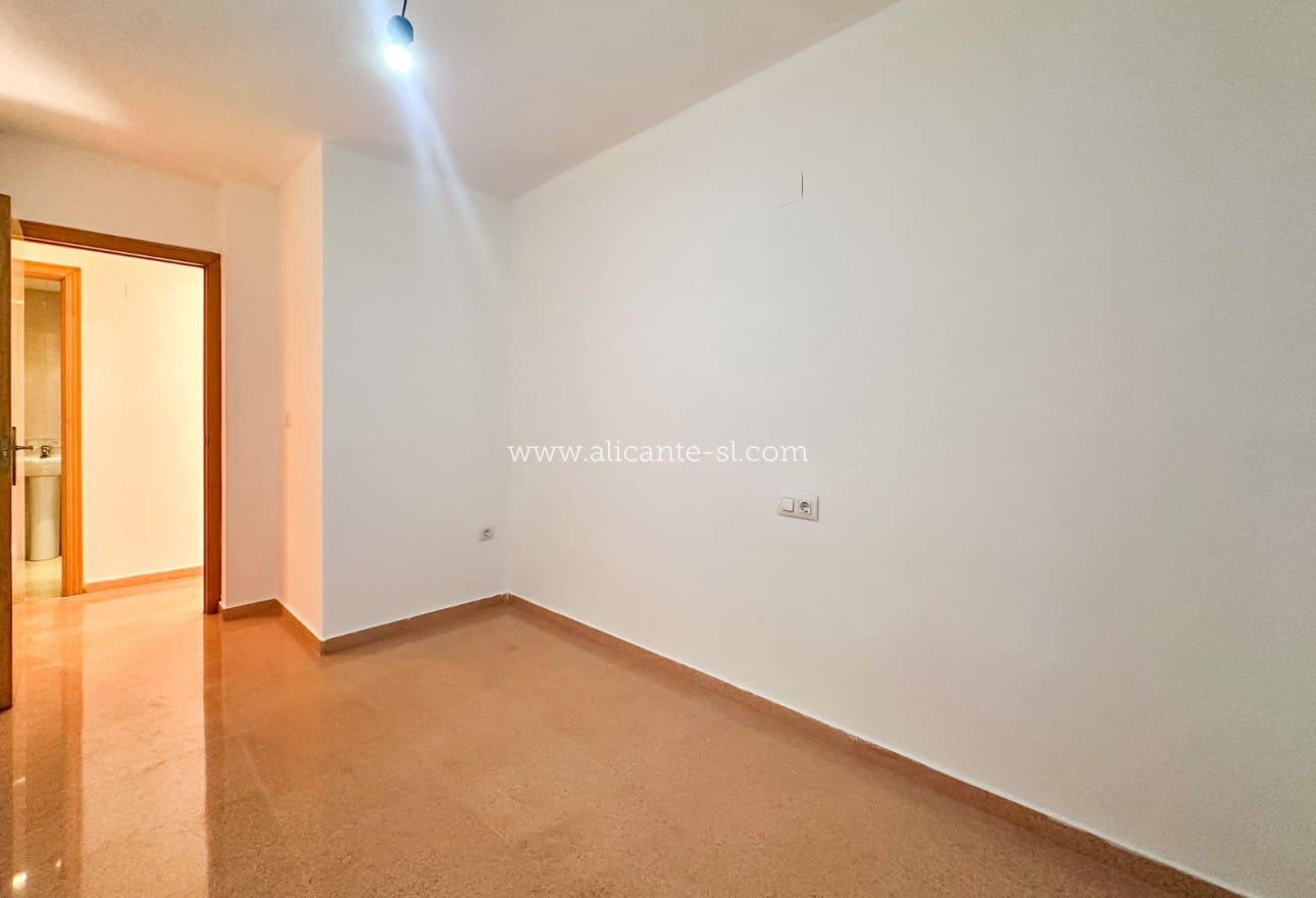 Apartamento de 2 habitaciones en Hondón de las Nieves en venta - 125.000 € (Ref: 9535152)