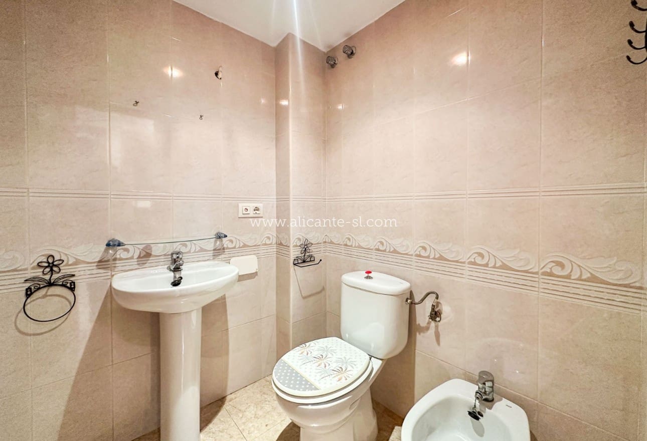 Apartamento de 2 habitaciones en Hondón de las Nieves en venta - 125.000 € (Ref: 9535152)