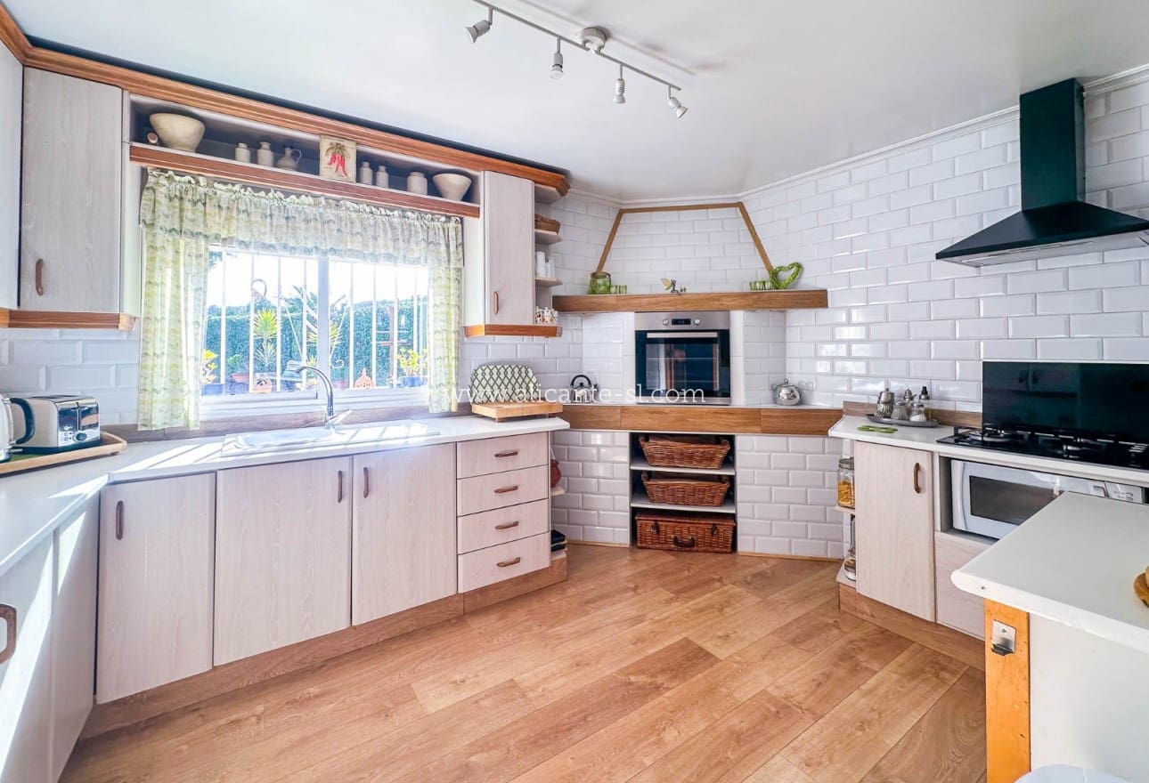 3 makuuhuone Maalaistalo myytävänä paikassa Hondon de las Nieves mukana uima-altaan 
autotalli - 269 950 € (Ref: 9553160)