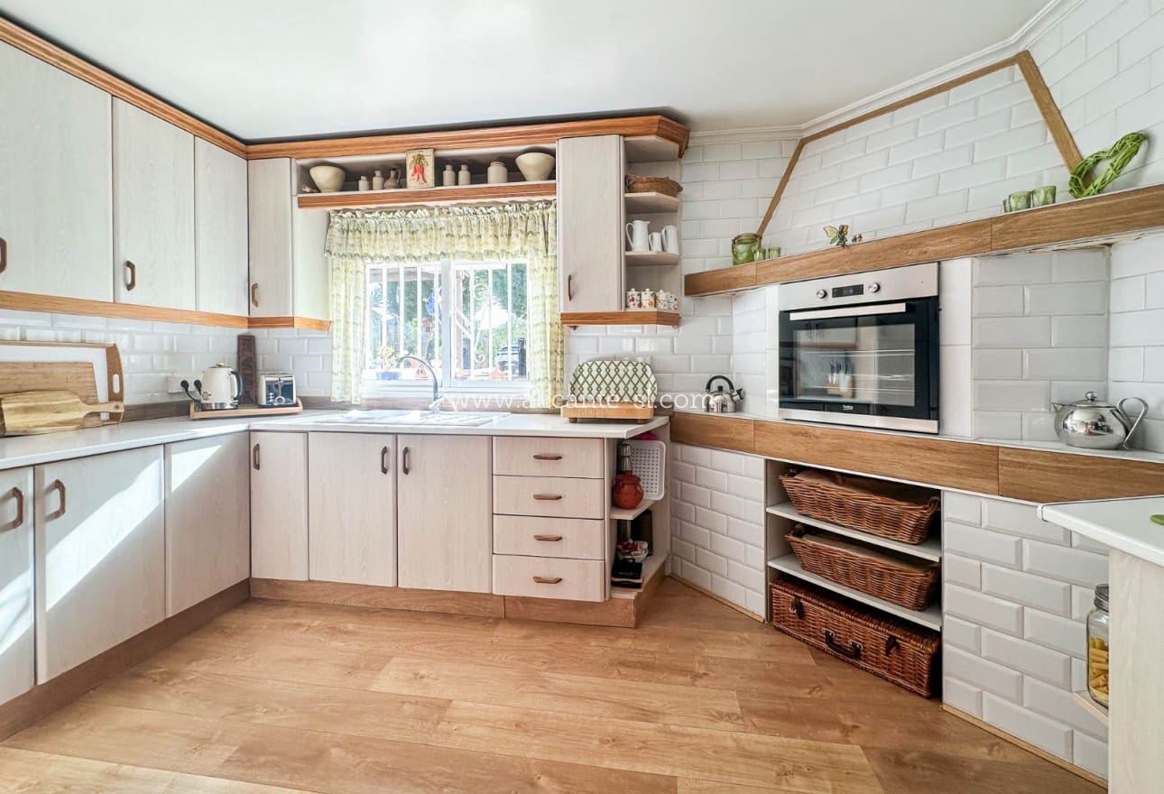 3 makuuhuone Maalaistalo myytävänä paikassa Hondon de las Nieves mukana uima-altaan 
autotalli - 269 950 € (Ref: 9553160)