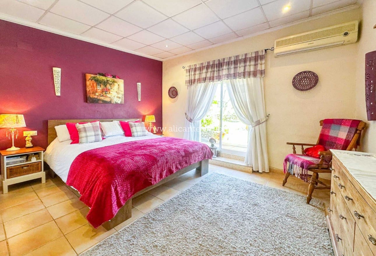 3 makuuhuone Maalaistalo myytävänä paikassa Hondon de las Nieves mukana uima-altaan 
autotalli - 269 950 € (Ref: 9553160)