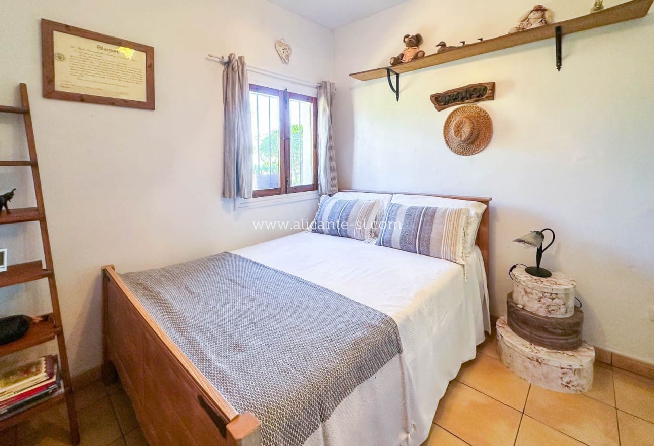 3 makuuhuone Maalaistalo myytävänä paikassa Hondon de las Nieves mukana uima-altaan 
autotalli - 269 950 € (Ref: 9553160)