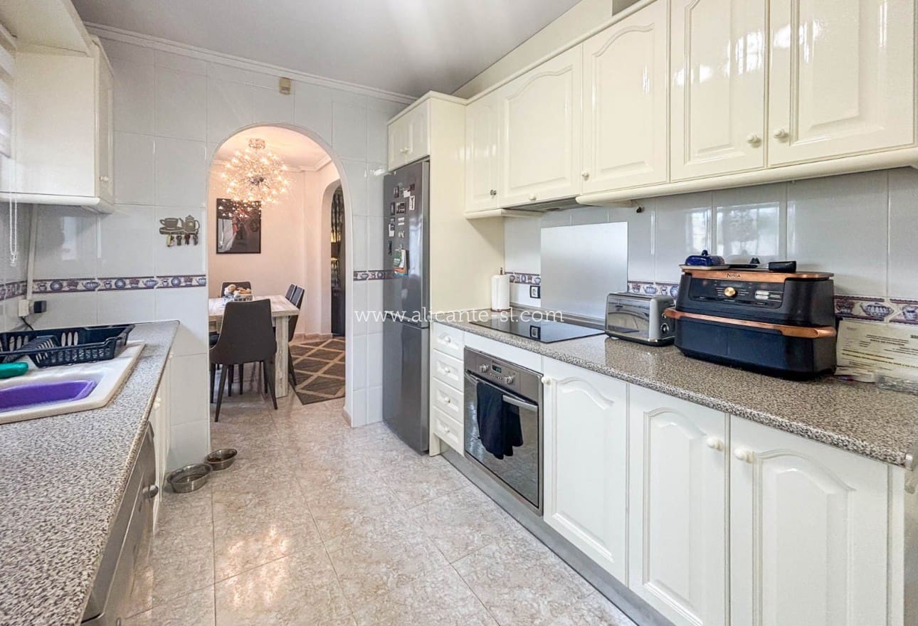 5 Zimmer Villa zu verkaufen in Monforte del Cid mit Pool - 384.950 € (Ref: 9567856)