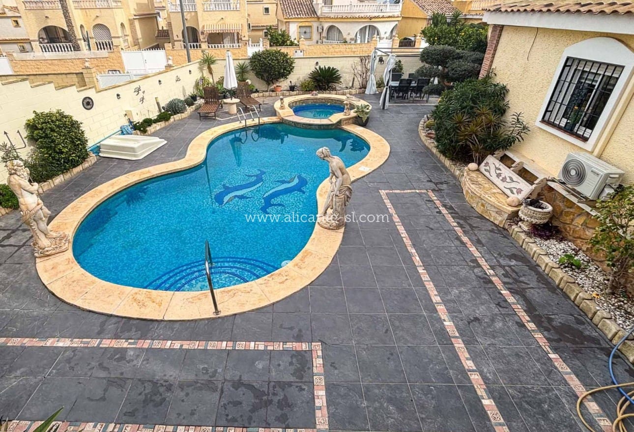 5 Zimmer Villa zu verkaufen in Monforte del Cid mit Pool - 384.950 € (Ref: 9567856)