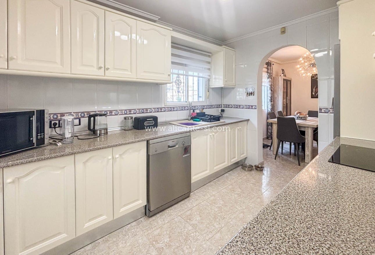 5 Zimmer Villa zu verkaufen in Monforte del Cid mit Pool - 384.950 € (Ref: 9567856)