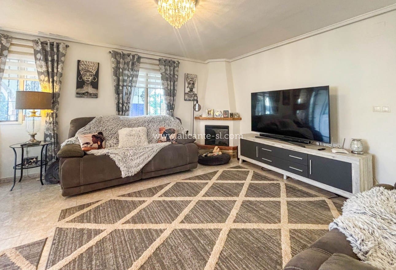 5 Zimmer Villa zu verkaufen in Monforte del Cid mit Pool - 384.950 € (Ref: 9567856)