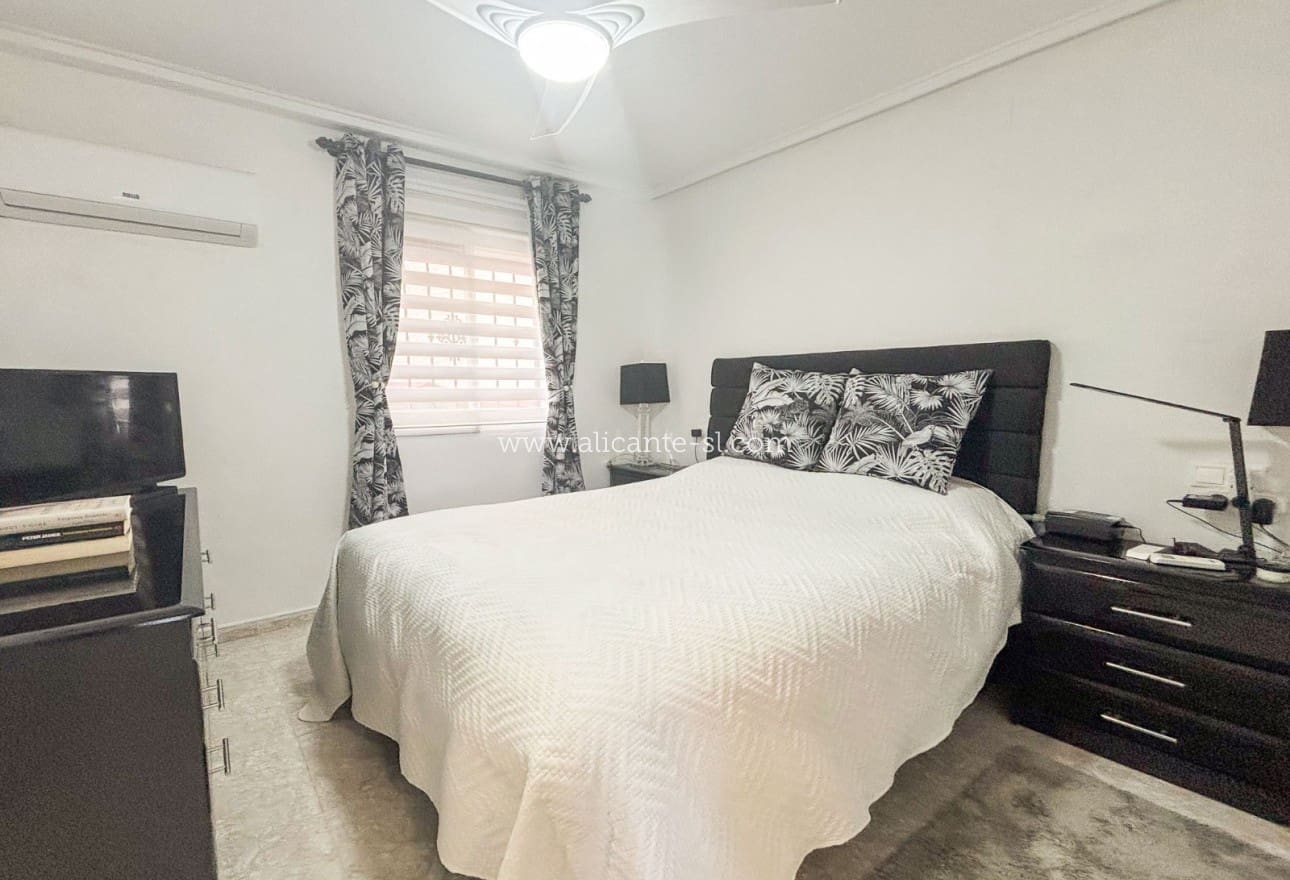 5 Zimmer Villa zu verkaufen in Monforte del Cid mit Pool - 384.950 € (Ref: 9567856)