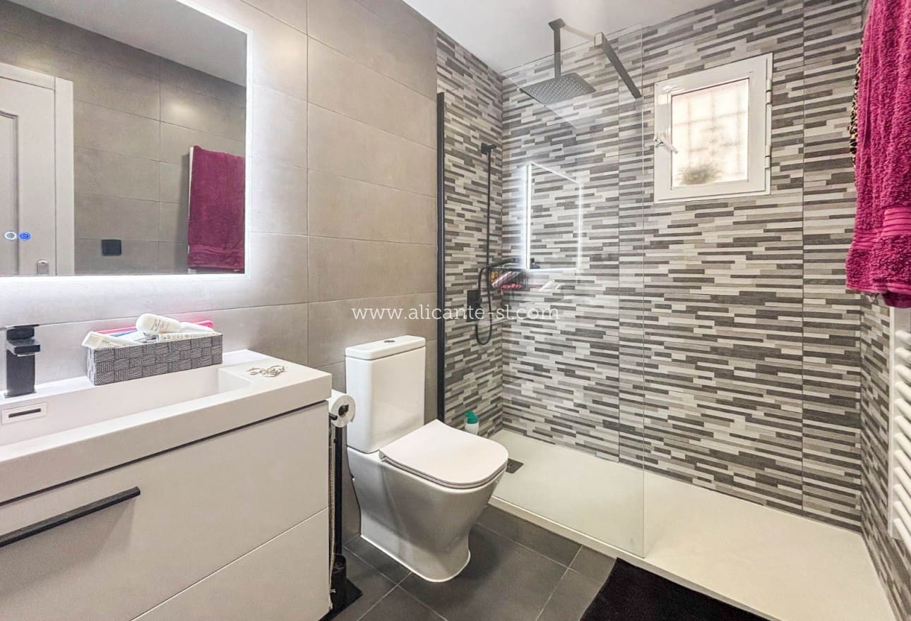 5 Zimmer Villa zu verkaufen in Monforte del Cid mit Pool - 384.950 € (Ref: 9567856)