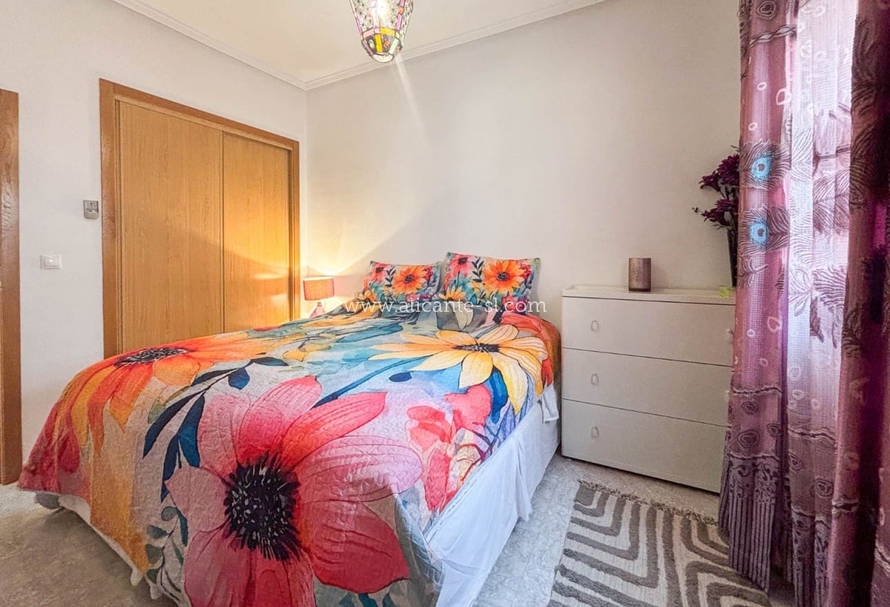 5 Zimmer Villa zu verkaufen in Monforte del Cid mit Pool - 384.950 € (Ref: 9567856)