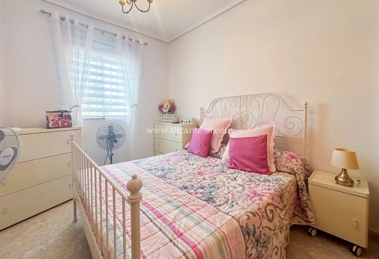 5 Zimmer Villa zu verkaufen in Monforte del Cid mit Pool - 384.950 € (Ref: 9567856)