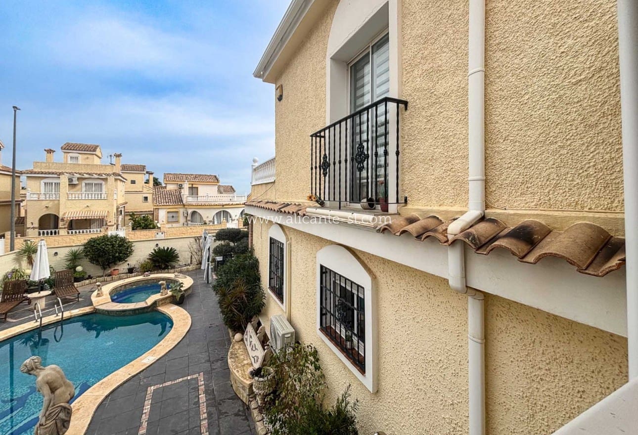 5 Zimmer Villa zu verkaufen in Monforte del Cid mit Pool - 384.950 € (Ref: 9567856)