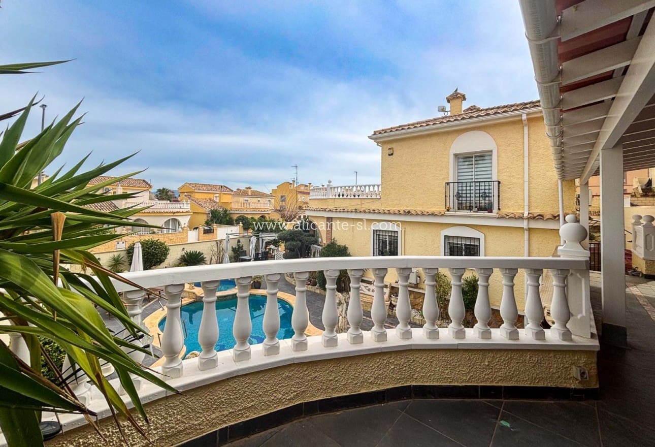 5 Zimmer Villa zu verkaufen in Monforte del Cid mit Pool - 384.950 € (Ref: 9567856)