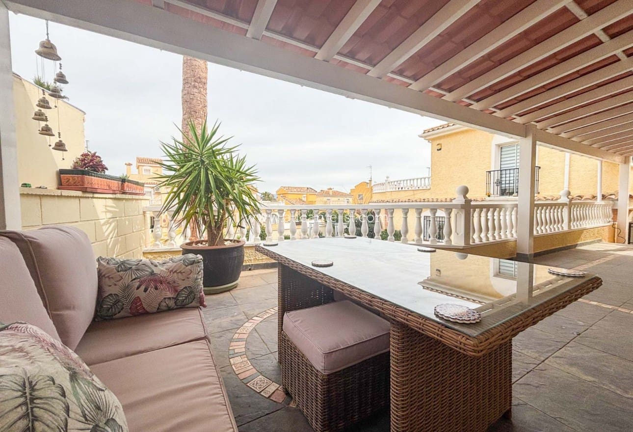 5 Zimmer Villa zu verkaufen in Monforte del Cid mit Pool - 384.950 € (Ref: 9567856)