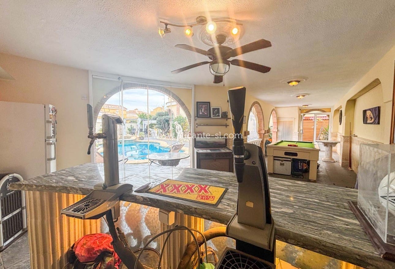 5 Zimmer Villa zu verkaufen in Monforte del Cid mit Pool - 384.950 € (Ref: 9567856)